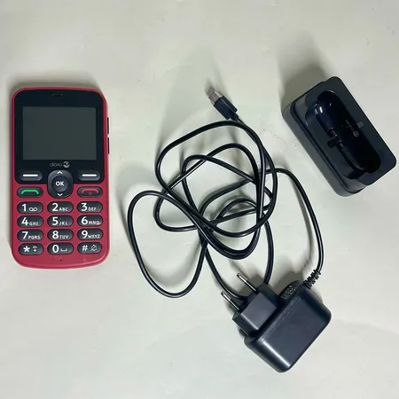 Mobiltelefon "Doro 1881 4G RED" oanvänd med laddare, larmknapp på baksidan, kvitto från 2024 Skickas med postpaket.