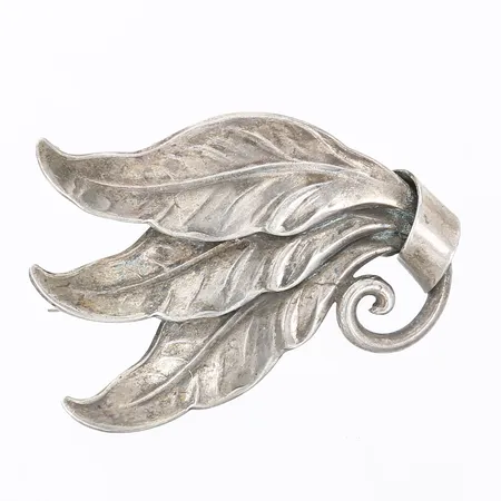 Brosch med dekor av löv, tillverkad av Martin Elmblad Juvelerare, Stockholm 1948, silver 830/1000 Vikt: 7,7 g