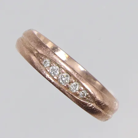 Ring med diamanter totalt ca 5 x0,005ct, stl 17, gravyr, 14K Vikt: 2,8 g