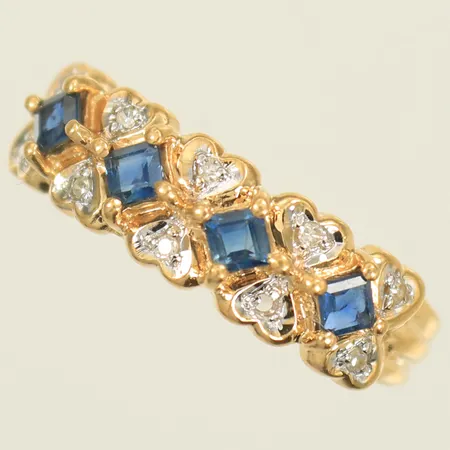 Ring med blå och vita stenar, stl ca 18, bredd 2-8mm, en sten saknas, 18K, 2,3g Vikt: 2,3 g