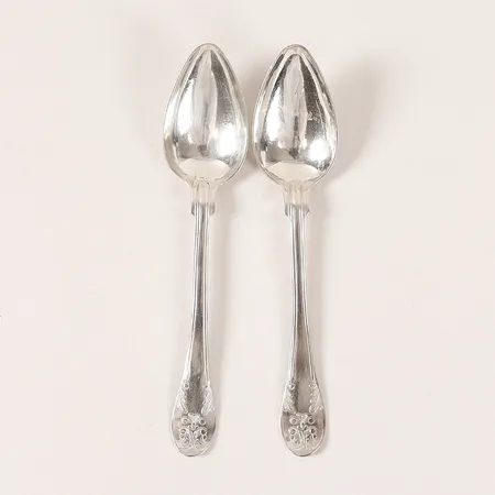 Två skedar, modell Gammal Fransk, Johan Alfred Bokström, Uddevalla år 1883, längd: 143 mm, monogramgravyr, slitage, 830/1000 silver. Vikt: 37,9 g