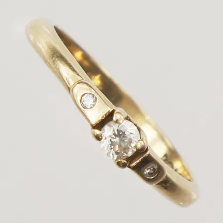 Ring med stenar, stl 16¾, bredd 2,4-3,2mm, skev, 14K Vikt: 2,1 g