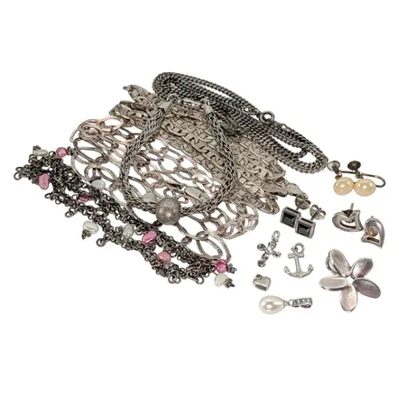 Silversmycken 925/1000, (ett par örhängen 830/1000), bruksmärken/defekter förekommer, enstaka stenar Vikt: 72,8 g