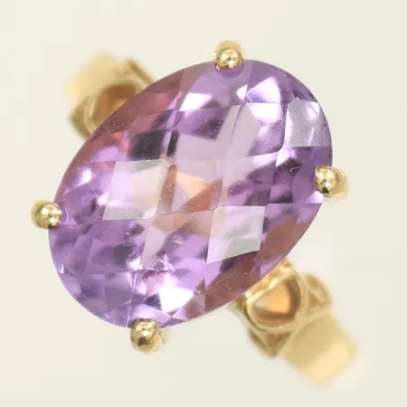 Ring med lila sten, stl 17¼, bredd 1,5-14mm, 9K bruttovikt 4,7g Vikt: 4,7 g