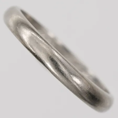 Ring slät med personlig gravyr, stl: 17, 18K vitguld Vikt: 3,6 g