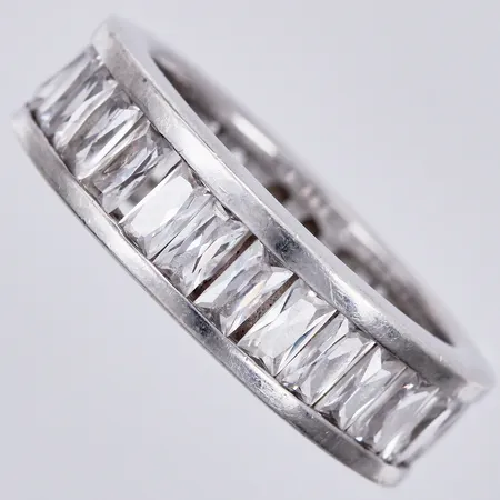 Ring med vita stenar, stl: 17, bredd ca 6mm, 925/1000 silver Vikt: 5,7 g