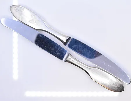 12 knivar med stålblad, längd 20 cm, silver 830/1000. Bruttovikt 551,6g.