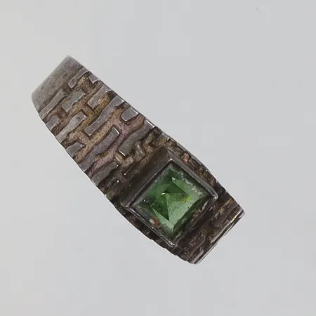 Ring med grön sten stl 18 (reglerbar) silver 835/1000 Vikt: 2,5 g