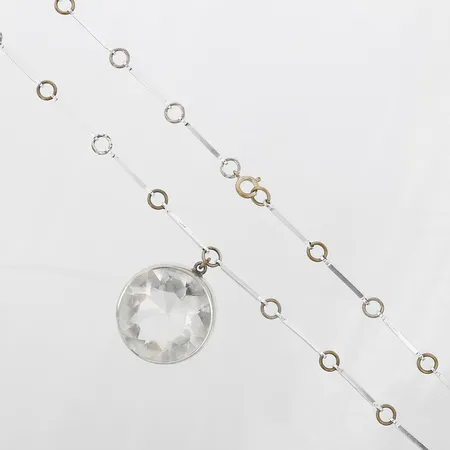 Collier med glassten, signerad H. Bröms, längd: 63,5 cm, sten fattad i tenn, kedja i metall.