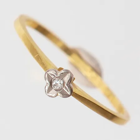 Ring med 8/8-slipade diamanter 1 x 0,01ct, stl: 15¾, bredd 1,1-4mm, tvåfärgat 18K. Vikt: 1,2 g