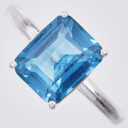 Ring med blå sten stl ca 17 bredd ca 2-10mm GHA 925/1000 silver Vikt: 2,8 g