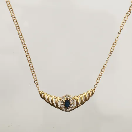 Collier Bismarck med integrerat hänge, längd 42,5cm, bredd 12mm, blå samt vita stenar, 18K  Vikt: 7,2 g