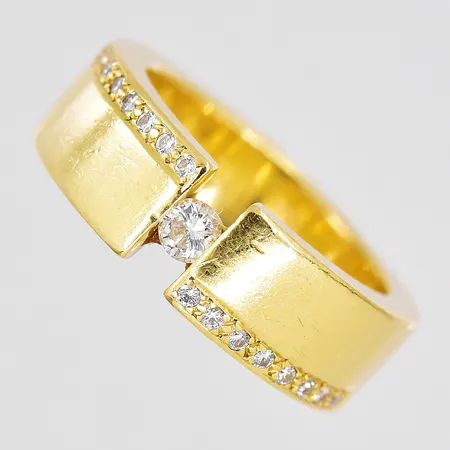 Ring med diamanter ca 0,16ctv stl 17¼ bredd 6,7mm, 18K Vikt: 14,6 g