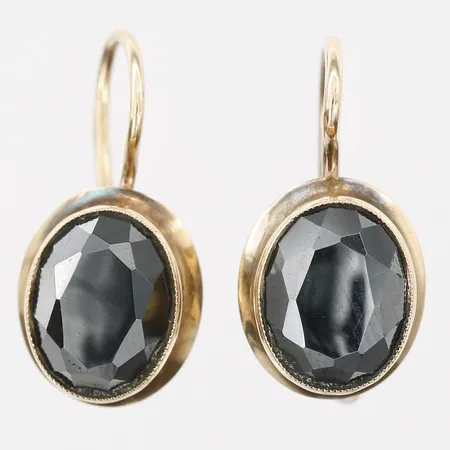 Ett par örhängen med hematiter, höjd 18mm, bredd 9mm, 14K guld Vikt: 2,3 g