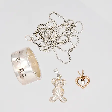 2 Hängen nalle och hjärta, Kedja Venezia, 42cm lås saknas, Ring, stl 16½, graverad, silver  Vikt: 11,8 g