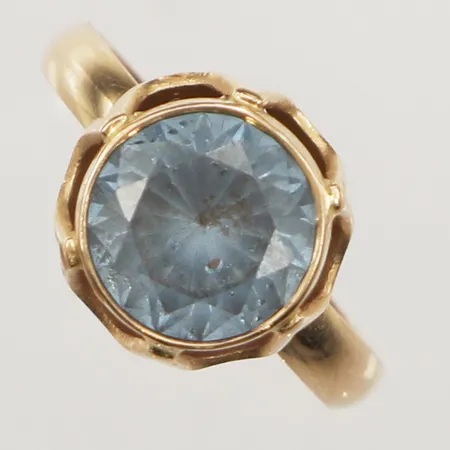 Ring med blå syntetisk spinel, stl 19m, bredd 3-12,5mm, 18K Vikt: 5,7 g