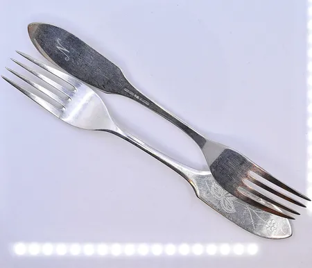 12 gafflar, längd 17,5 cm, besticklinda medföljer, silver 830/1000. Vikt: 385,5 g