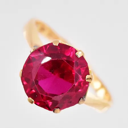 Ring med röd sten, stl 16¼, sliten sten Ø 10,7mm, 18K Vikt: 3,5 g