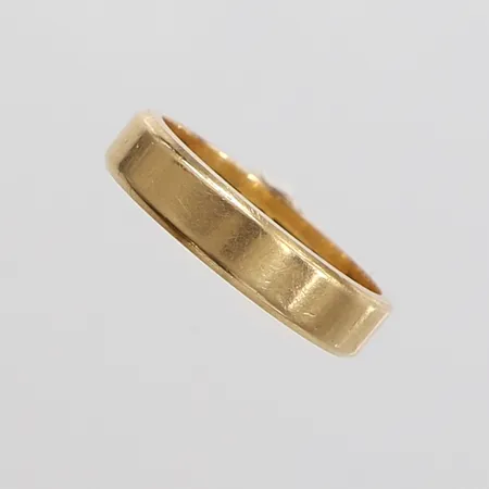 Ring, stl 15¼, bredd ca 4mm, gravyr, repig, 18K Vikt: 3,5 g