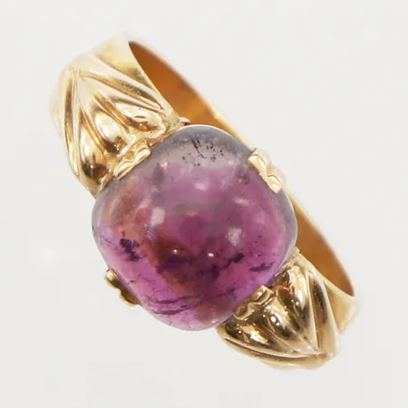 Ring med ametist, stl 18½, bredd 5,5-11mm, repor på sten, spår av gravyr, 20K  Vikt: 7,3 g