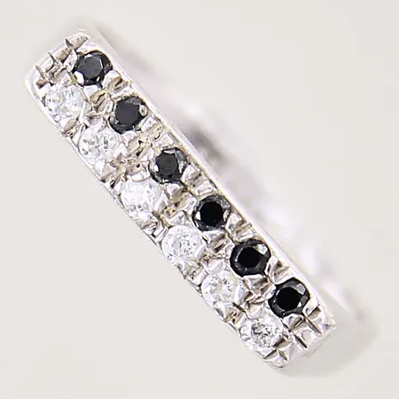 Ring med vita samt blå stenar, stl 17¾, bredd 2-4mm, silver 925/1000 Vikt: 2,1 g