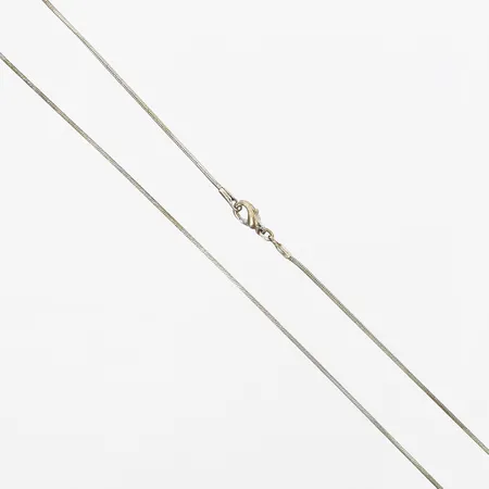 Kedja, fyrkantig Ormlänk, längd: 40,5 cm, bredd: 1 mm, vitmetall. Vikt: 3,6 g