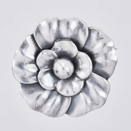 Brosch Blomma längd: ca 2,5cm, bredd: ca 2mm, år 1946, silver, 830/1000 Vikt: 4,9 g