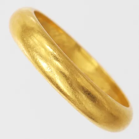 Ring slät, stl: 20, bredd 4,8mm, gravyr, 23K.  Vikt: 9 g