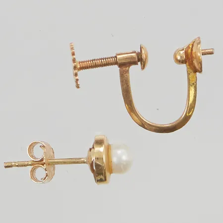 2 Udda Örhängen, skadat, pärla saknas, 18K 1,0g.