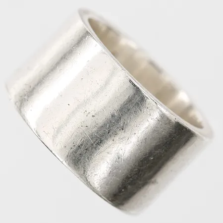 Ring, stl: 17¾, bredd: 13 mm, repor, bucklor, slitage, 925/1000 silver. Vikt: 8,4 g