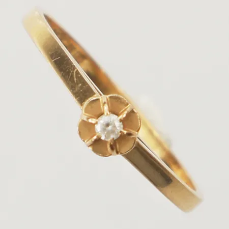 Ring med vit sten, stl 18, bredd 1,6-4,4mm, Guldfynd, 18K Vikt: 2 g