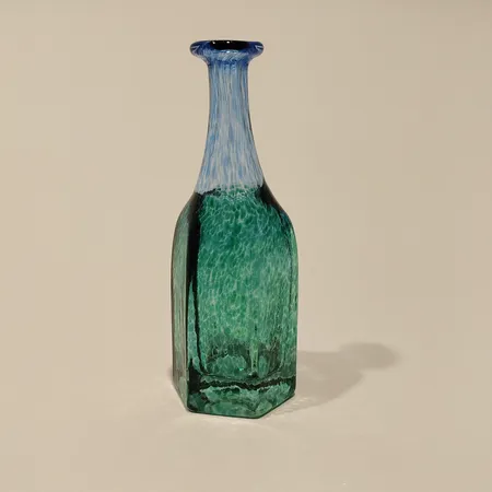 Miniatyrvas Bertil Vallien Kosta Boda, signerad, numrerad, nr 48010, höjd ca 11cm.