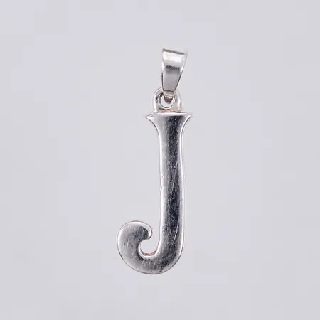 Hänge, bokstaven J, längd: ca 2,7cm, bredd: ca 3-8mm, 925/1000 Silver Vikt: 2,7 g