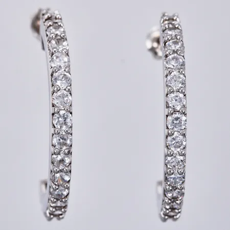 Ett par örhängen med vita stenar Ø ca 3,2cm bredd ca 4mm 925/1000 silver Vikt: 8,2 g