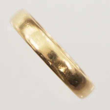 Ring slät, stl 19¾, bredd 3,9mm, gravyr, 18K Vikt: 3,5 g
