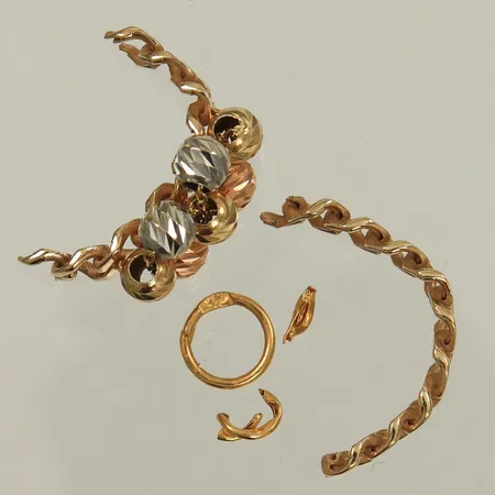 Diverse guld, defekt/av 18K  Vikt: 2,6 g