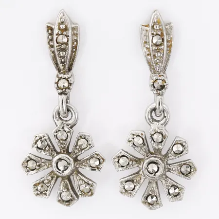 Ett par örhängen med markasiter, ca 24x5mm, slitage, ej stämplade, silver. Vikt: 2,5 g