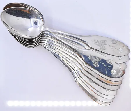 12 skedar, längd 17,5 cm, besticklinda medföljer, silver 830/1000. Vikt: 453,7 g