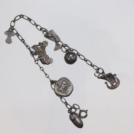 Armband med sju berlocker, med slitage silver 835/1000 Vikt: 12,6 g