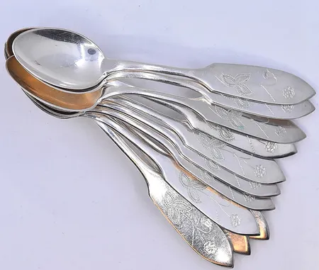 12 kaffeskedar, längd 12 cm, besticklinda medföljer, silver 835/1000. Vikt: 176,2 g