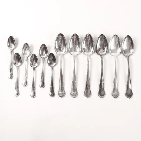 Sex bordsskedar samt fem kaffeskedar, längd 18 respektive 11,5cm, finska stämplar, gravyr, 813/1000 silver. Vikt: 293 g