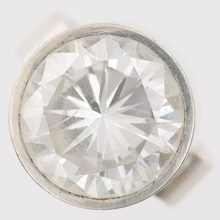Ring med syntetisk vit sten, Wolfgang Gessl, Stockholm år 1979, stl: 17½, bruksslitage, 925/1000 silver. Vikt: 14,3 g