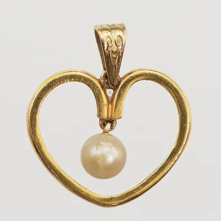 Hänge omgjord ring med pärla, längd 26,5mm inklusive ögla, bredd 23,5mm, ögla i 18K, gravyr, 23K  Vikt: 5,9 g