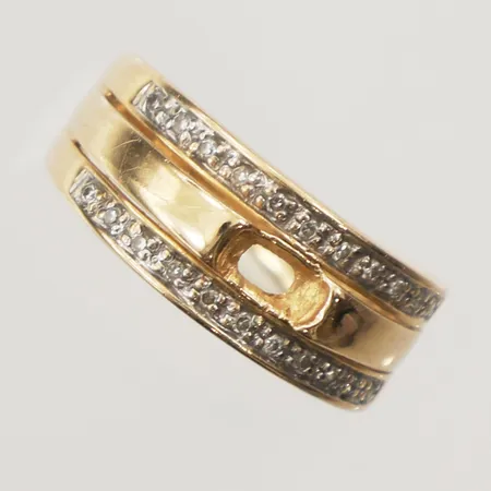 Ring med diamanter 22x ca 0,005ct, stl 17, bredd 2,8-7,5mm, mittsten saknas, 18K Vikt: 3 g