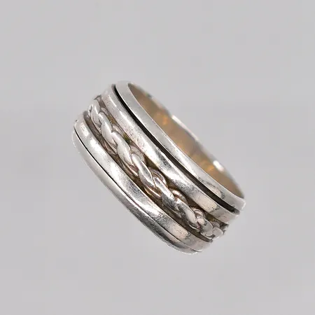Ring, stl 17, bredd 8,5mm, roterande mittdel, 925/1000 silver Vikt: 4,4 g