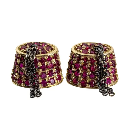 Örhängen, 18K guld, naturliga Rubiner, Zoughaib & Co, total längd inkl. kedja 30 mm, örhängenas bredd 15 mm, originalploppar, fint skick Vikt: 7 g