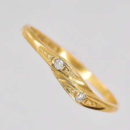 Ring med vita stenar, stl 16½, skev skena, 18K Vikt: 1 g