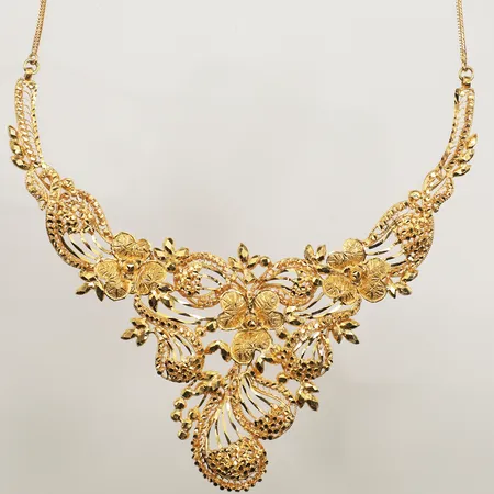 Collier Rävsvans med integrerat hänge, längd 44cm, bredd 1-60mm, ostämplat hänge i 21K, skevt, 18K  Vikt: 37,8 g