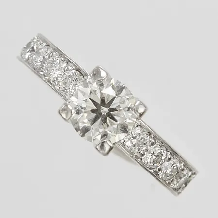 Ring med diamant 1 x 1,00ct, H/VS1, laserinskription: IGI 468192715 samt 10 diamanter 0,60ctv enligt gravyr, stl 17¼, bredd 3,4-6,2mm, Schalins, vitguld, 18K Vikt: 5,6 g