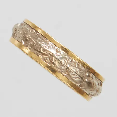 Ring, Ø19, bredd: 5,9mm, dekor i vitguld, personlig gravyr, 18K Vikt: 9 g
